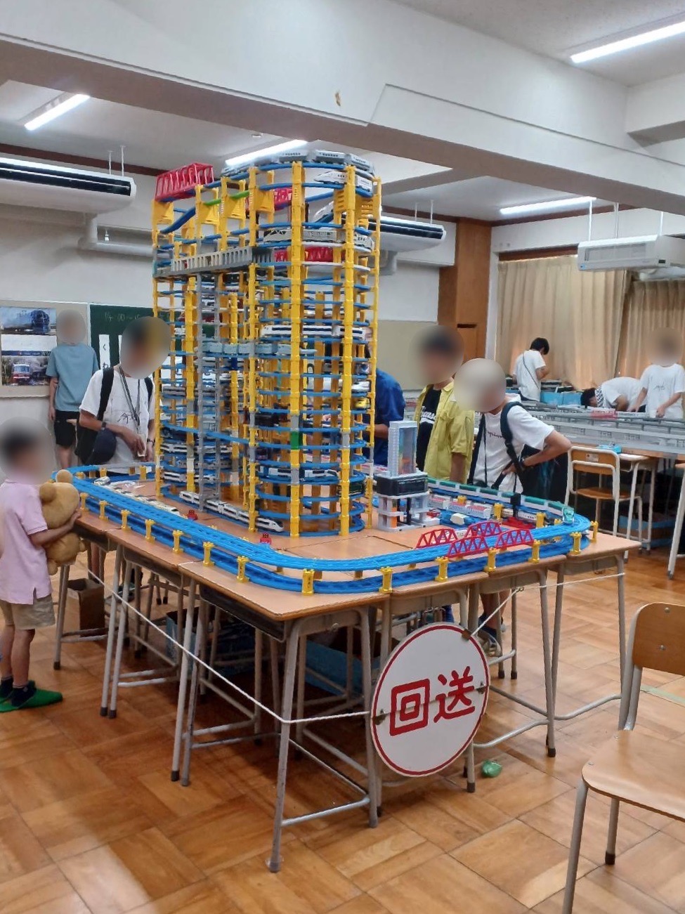 第61回（2025年）の様子。何と驚異の**21階建て**（！？）個人では容易に成し得ない規模感に圧倒されていました。